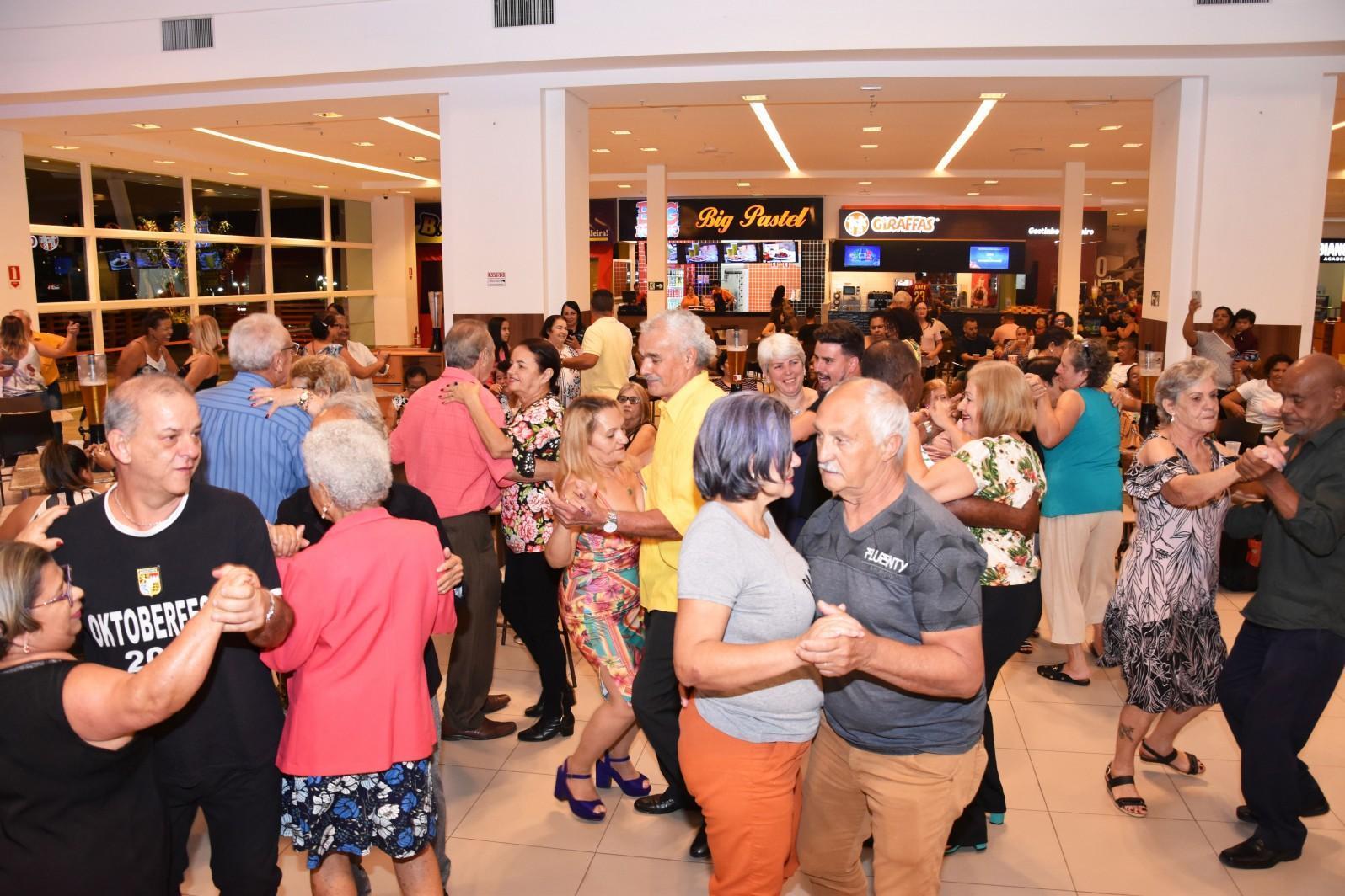 Anhanguera Parque Shopping Realiza Baile Da Melhor Idade