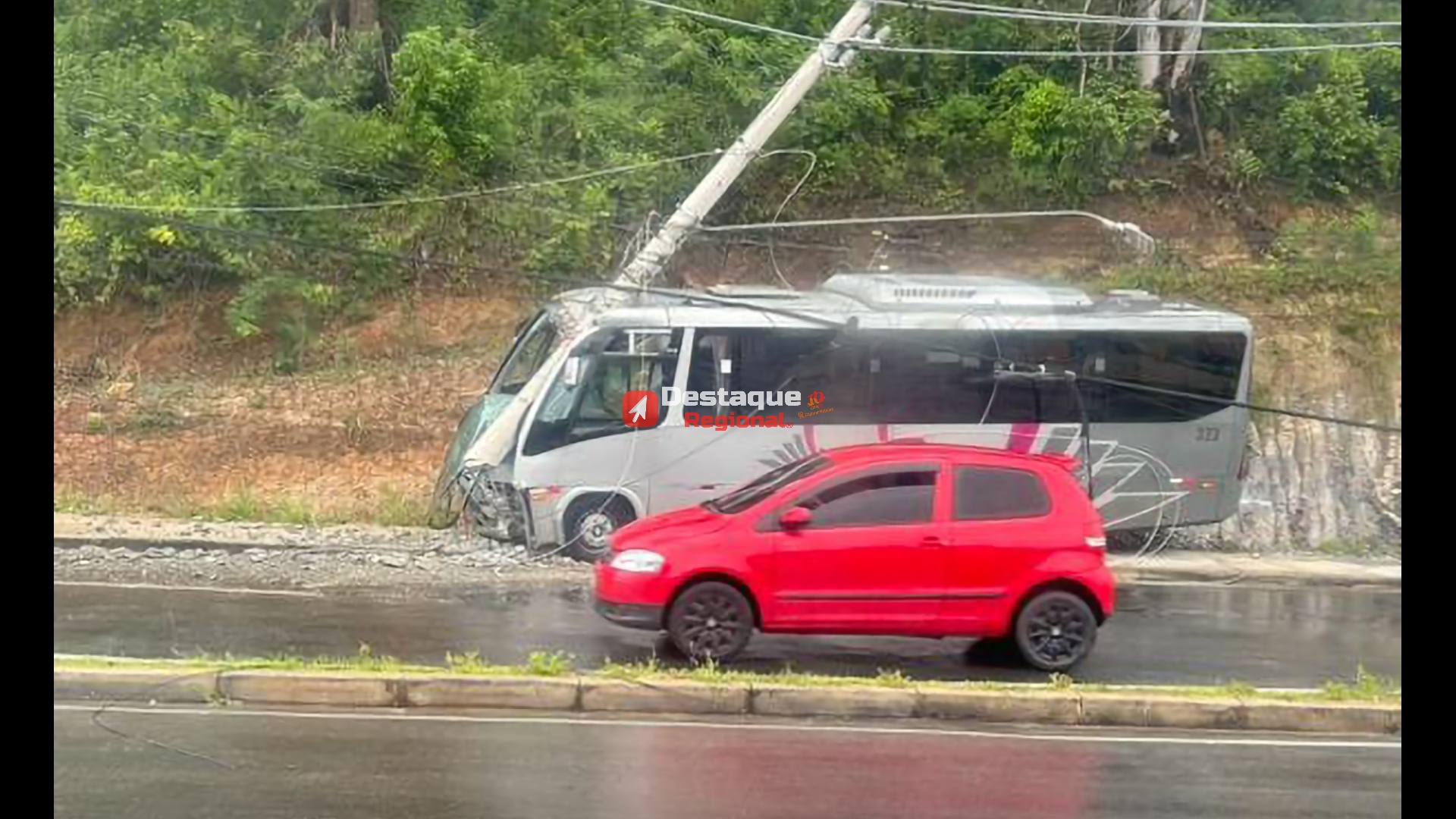 Em Cajamar Motorista Perde Controle Da Dire O E Bate Em Poste